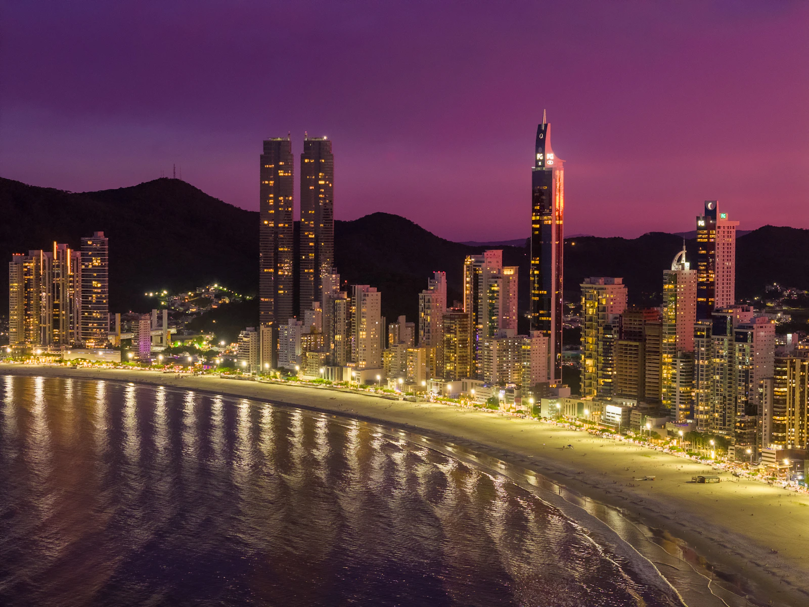 Vista real da Praia Central de Balneário Camboriú ao anoitecer